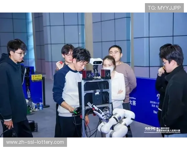 清华大学火神队机器人跌倒后爬起，自主恢复能力显技术成熟度